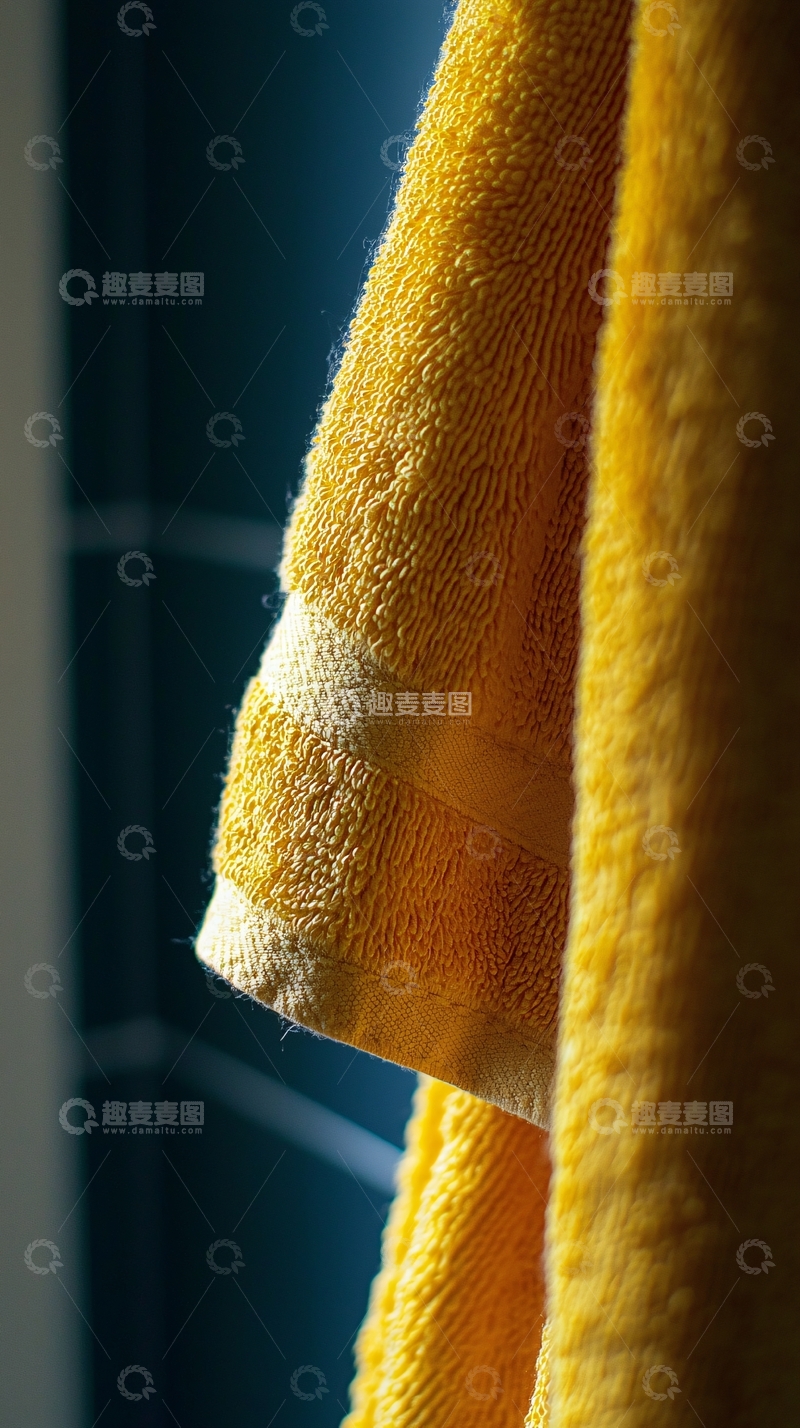 高清大图下载【趣麦麦图】挂在墙上的黄色毛巾