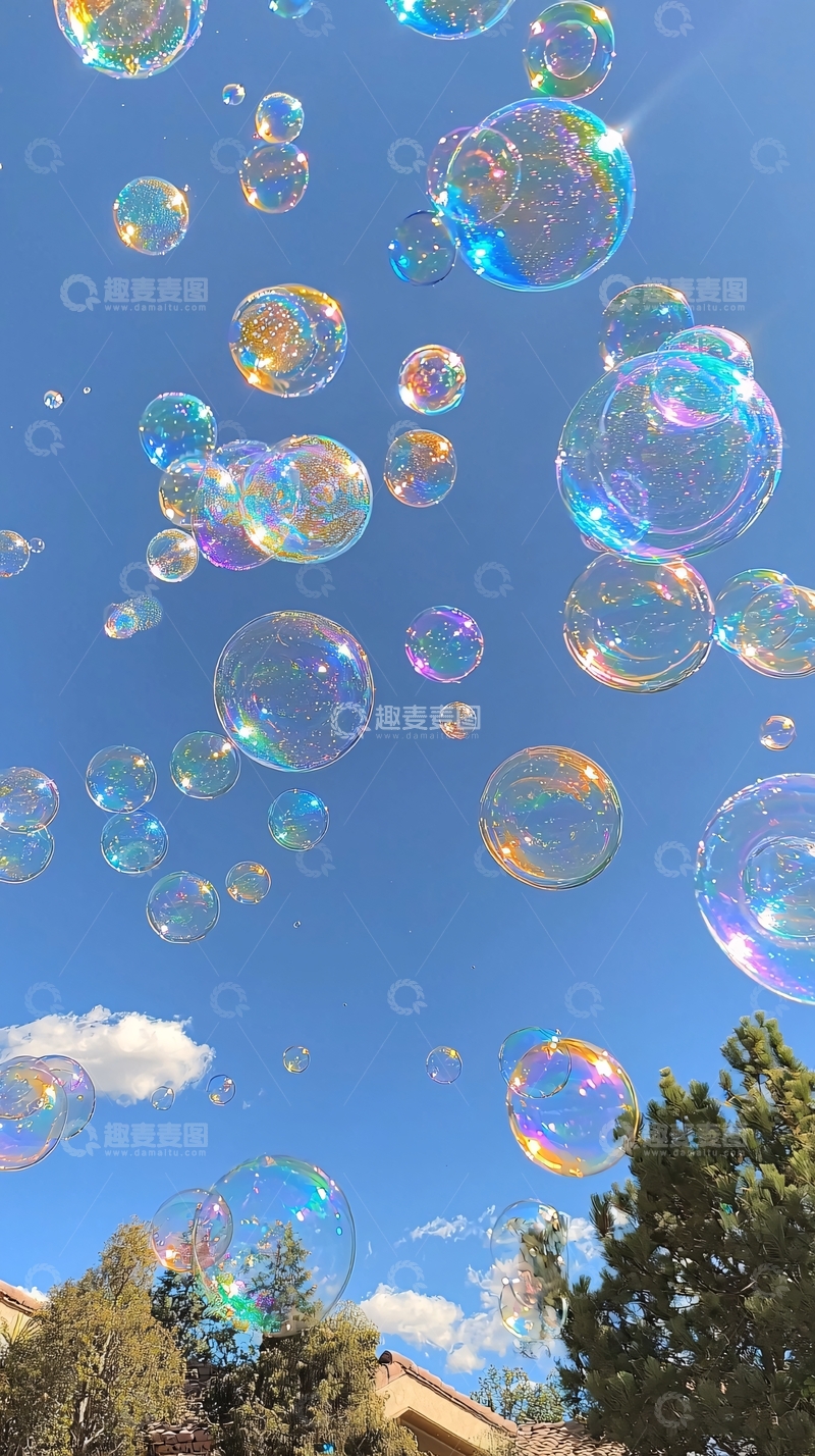 高清大图下载【趣麦麦图】蓝天白云下飞舞的肥皂泡