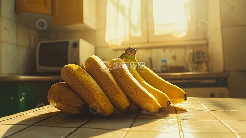 高清大图下载【趣麦麦图】阳光下厨房桌上的香蕉