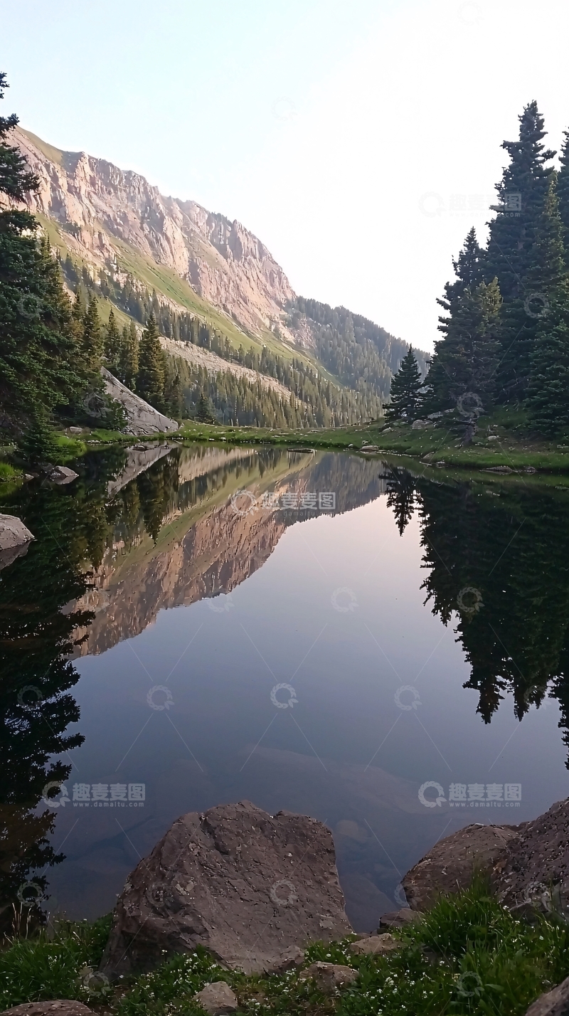 高清大图下载【趣麦麦图】山间宁静湖泊倒影