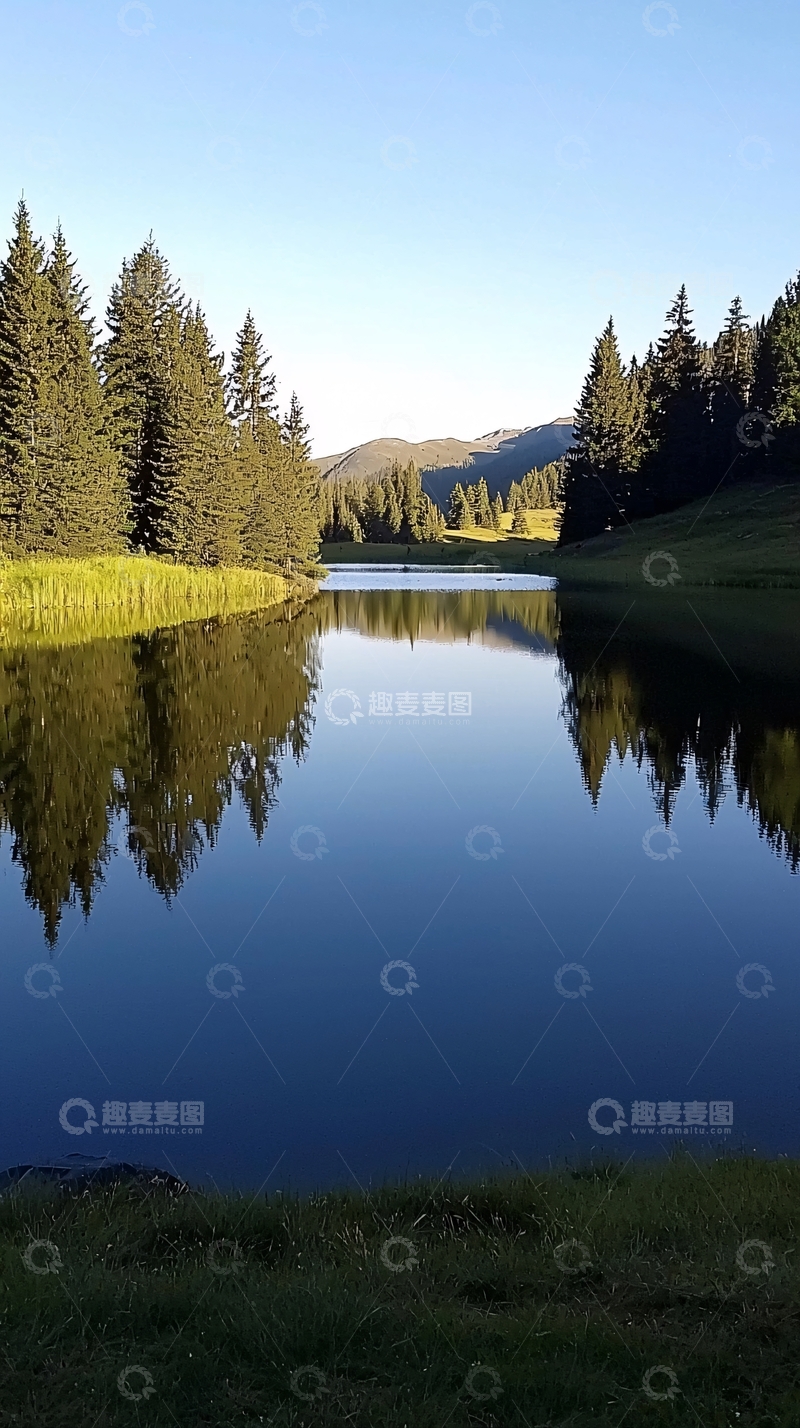 高清大图下载【趣麦麦图】平静湖面树木倒影