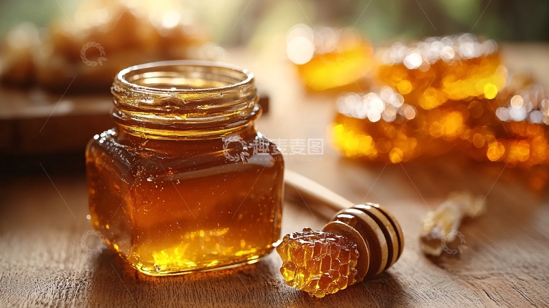 高清大图下载【趣麦麦图】琥珀色蜂蜜罐和小木勺