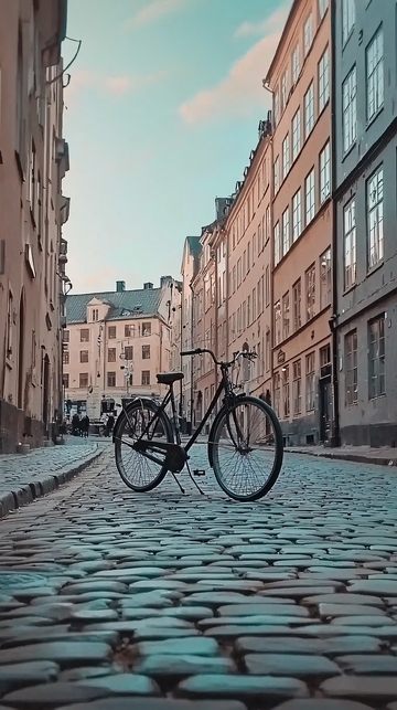 老式自行车停在鹅卵石街道