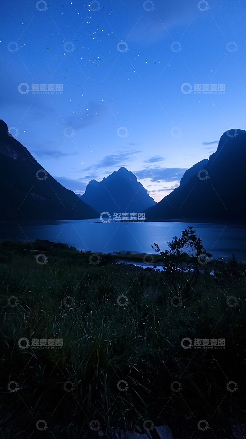 高清大图下载【趣麦麦图】深蓝夜色下的宁静山湖