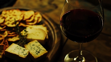 红酒配奶酪干果小食