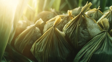 光线下的黑色垃圾袋堆