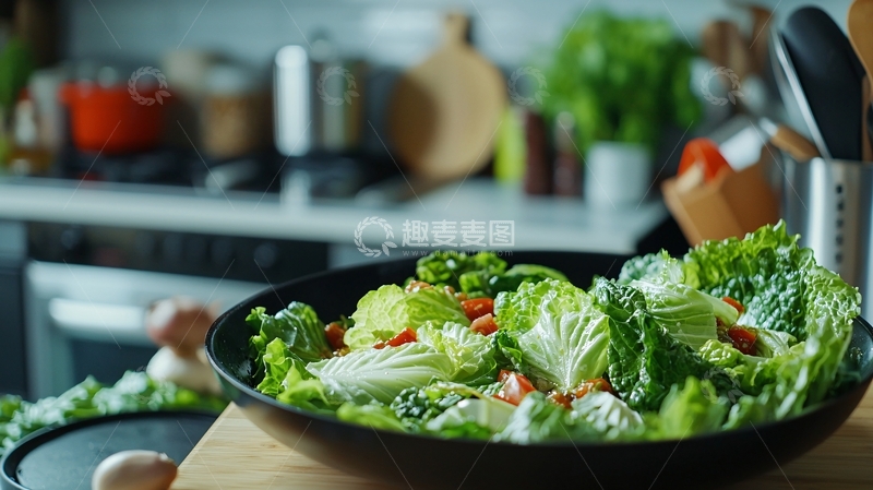 高清大图下载【趣麦麦图】厨房里的一盘绿色沙拉