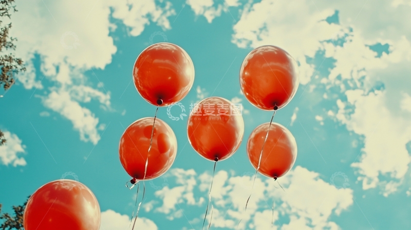 高清大图下载【趣麦麦图】蓝天白云下飘浮的红色气球
