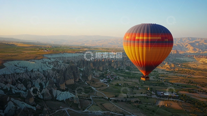 高清大图下载【趣麦麦图】热气球在卡帕多奇亚上空飞行