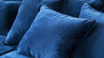 深蓝色绒面靠垫
