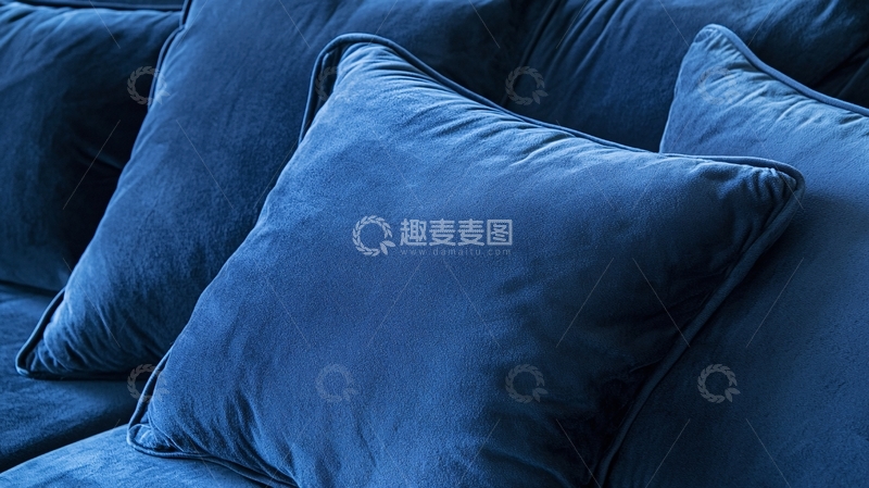 高清大图下载【趣麦麦图】深蓝色绒面靠垫