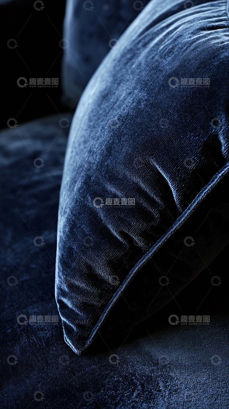 高清大图下载【趣麦麦图】深蓝色丝绒靠垫特写