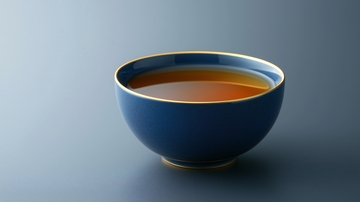 蓝色茶碗里的茶