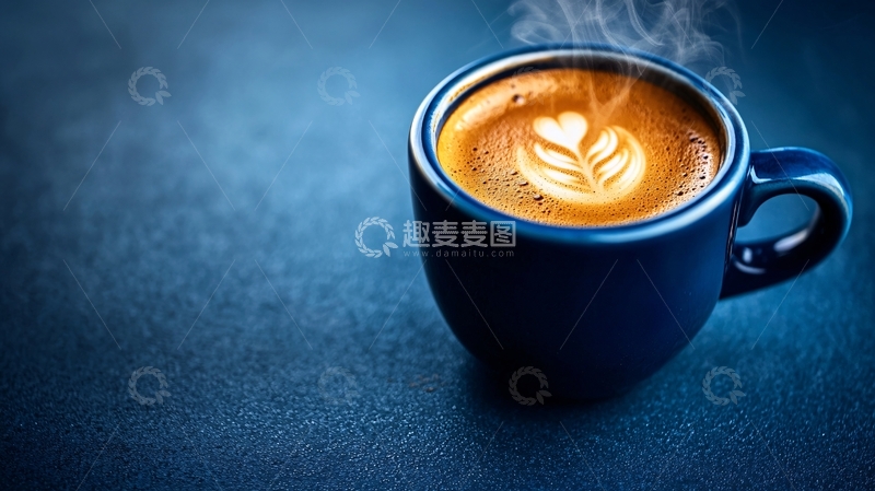 高清大图下载【趣麦麦图】蓝杯中热气腾腾的拿铁咖啡