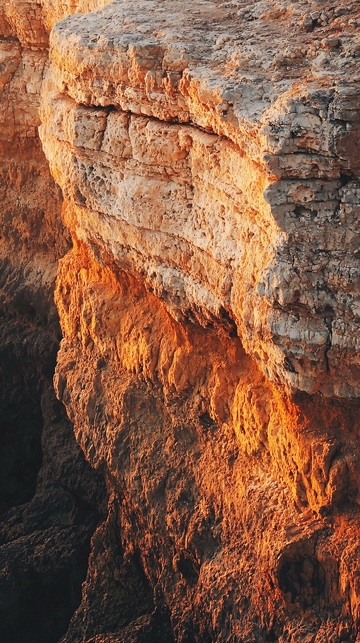 夕阳下的岩石峭壁