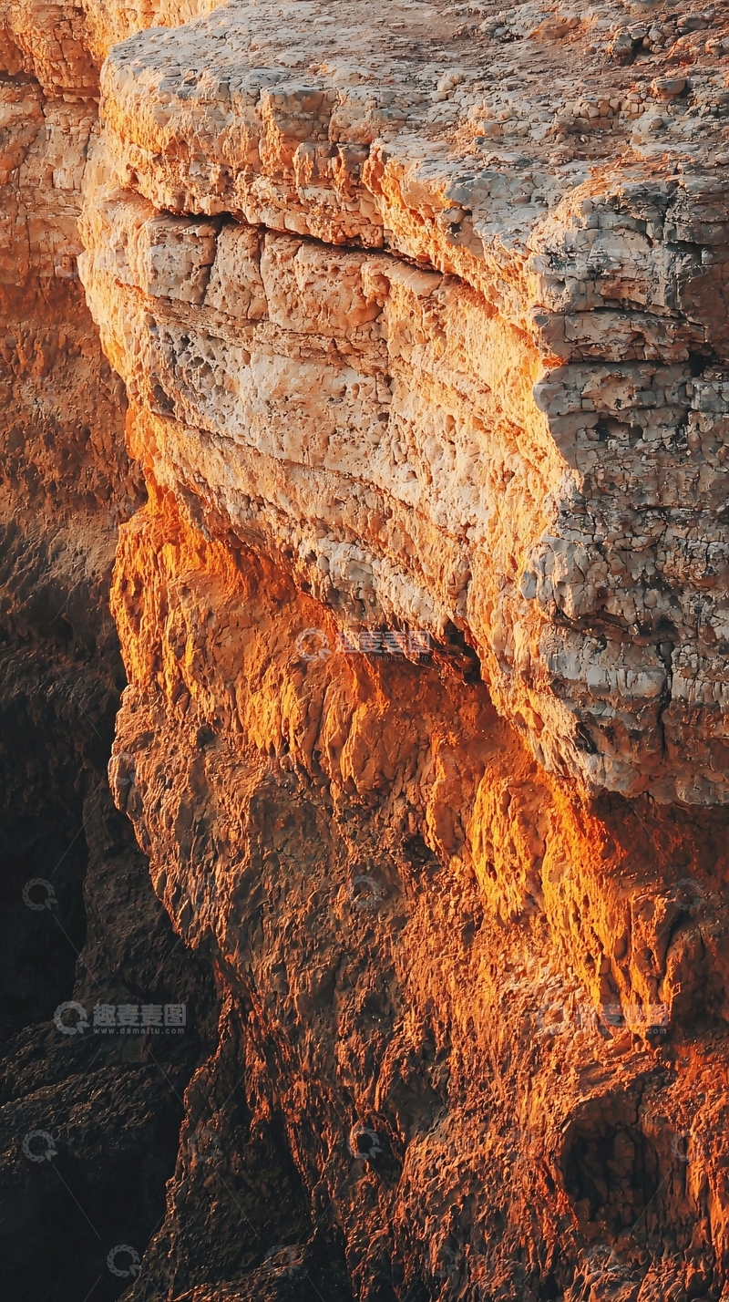 高清大图下载【趣麦麦图】夕阳下的岩石峭壁