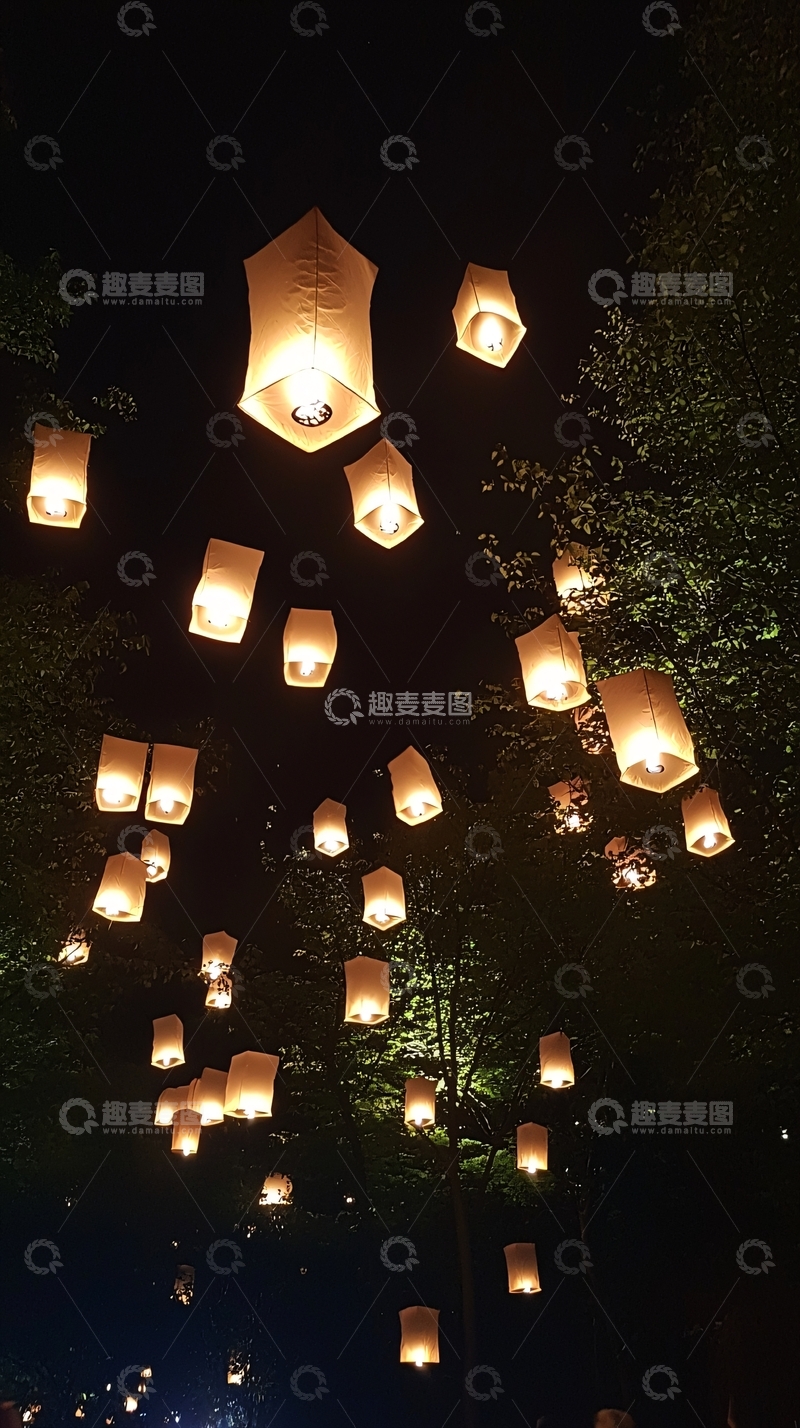 高清大图下载【趣麦麦图】夜空中飞舞的许愿灯