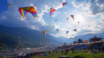 彩色风筝飞翔在蓝天白云