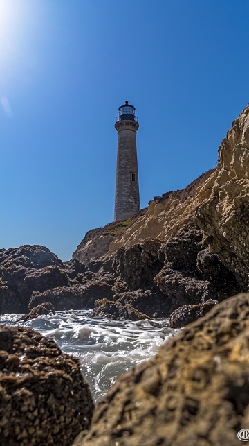 阳光下岩石间的灯塔