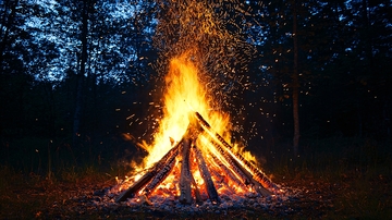 夜色森林中熊熊燃烧的篝火