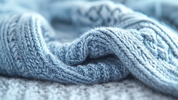 柔软舒适的蓝色羊毛针织衫