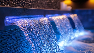 蓝色灯光下的按摩浴缸瀑布