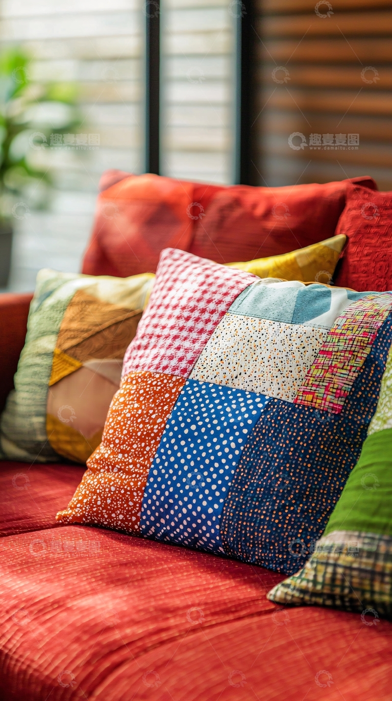 高清大图下载【趣麦麦图】红色沙发上多彩拼接靠枕