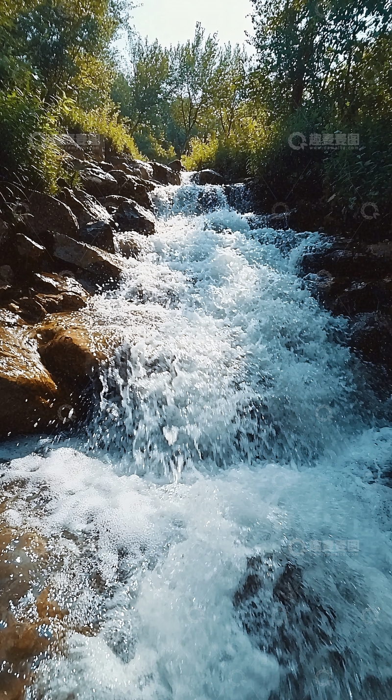 高清大图下载【趣麦麦图】山间溪流清澈见底