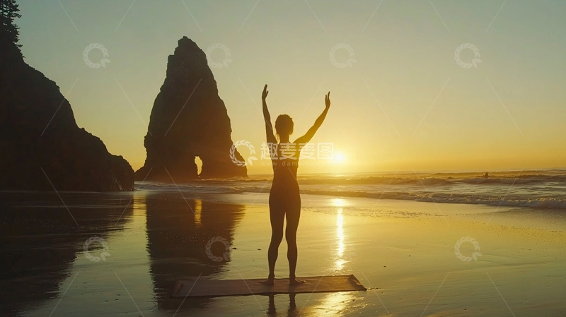 高清大图下载【趣麦麦图】夕阳下海滩瑜伽女孩