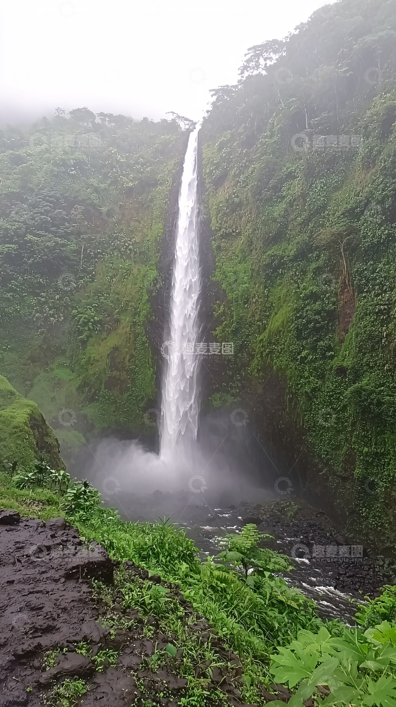 高清大图下载【趣麦麦图】高耸瀑布雨雾朦胧
