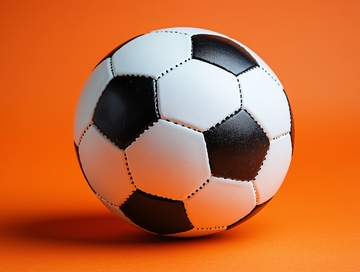 橙色背景的黑白足球
