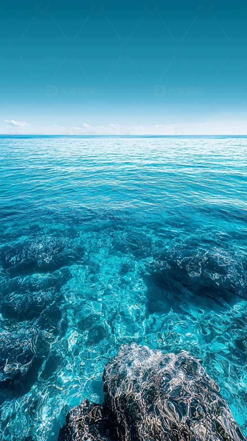 清澈海水波光粼粼