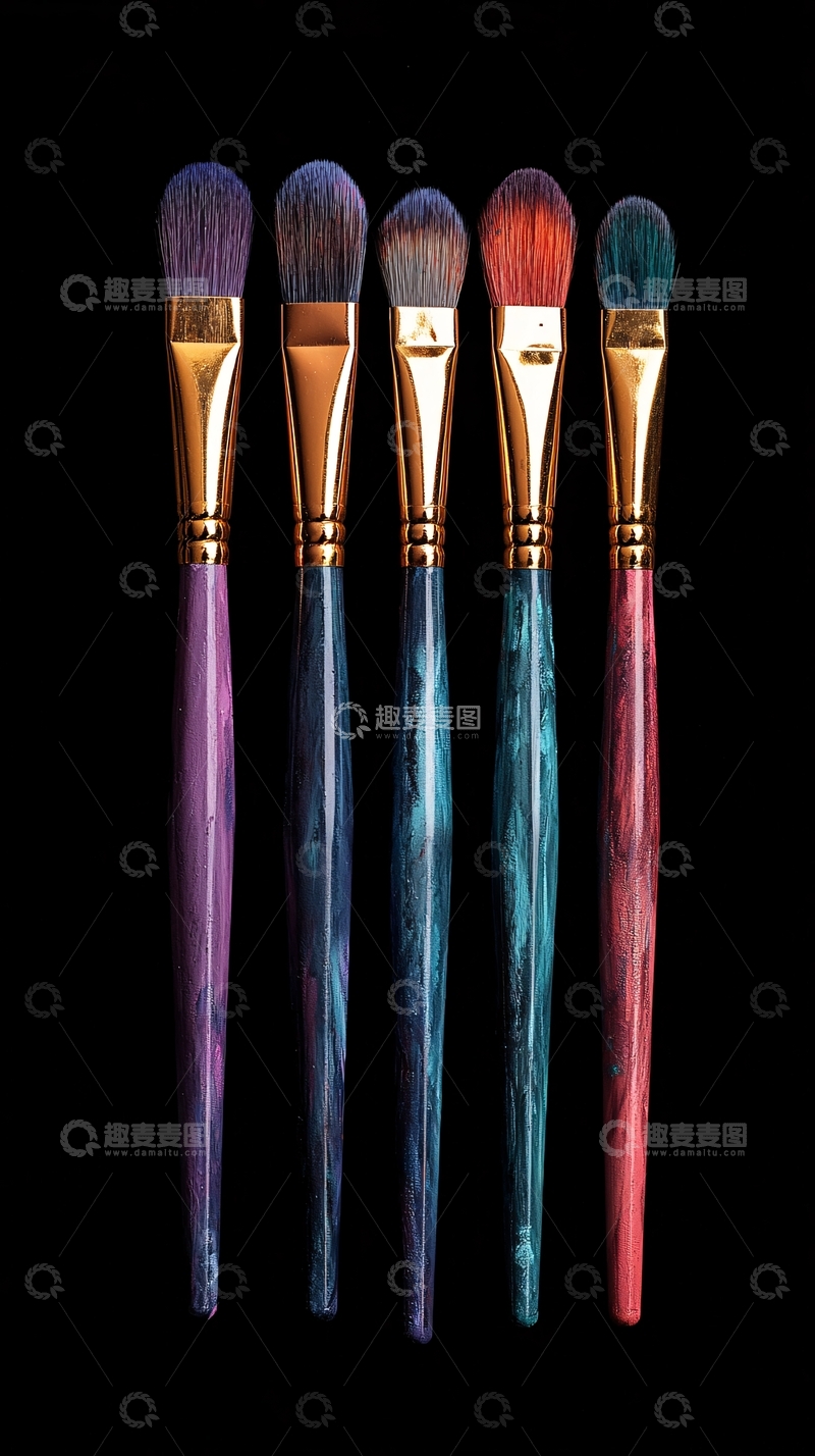 高清大图下载【趣麦麦图】五支彩色化妆刷