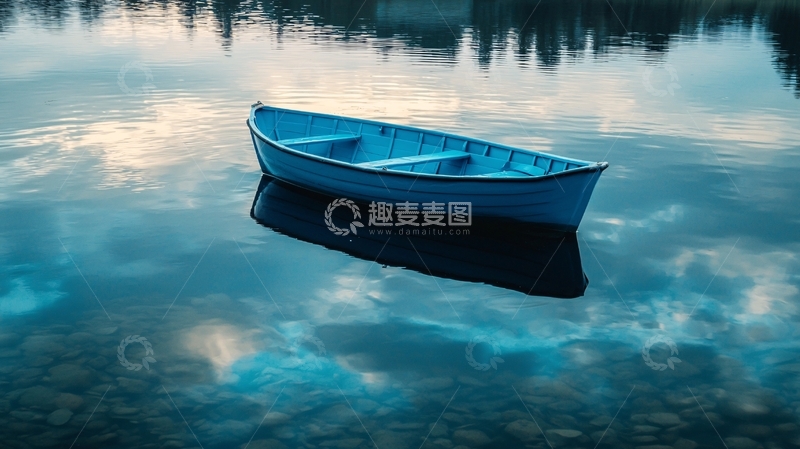 高清大图下载【趣麦麦图】平静湖面上的蓝色小船