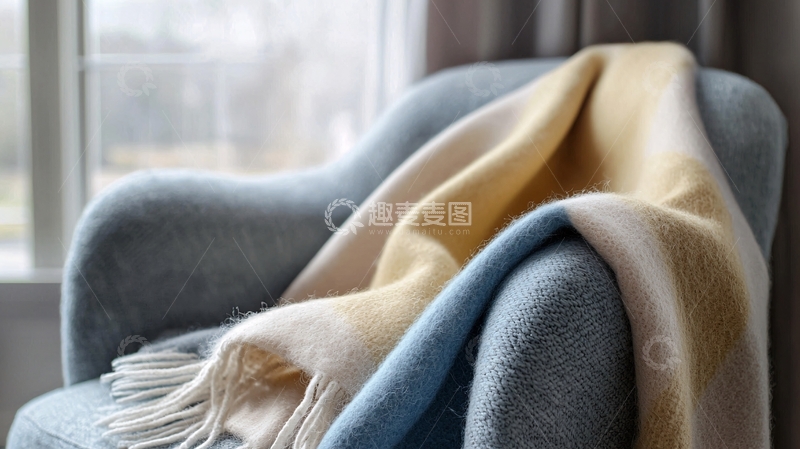 高清大图下载【趣麦麦图】毛毯放在舒适的扶手椅上
