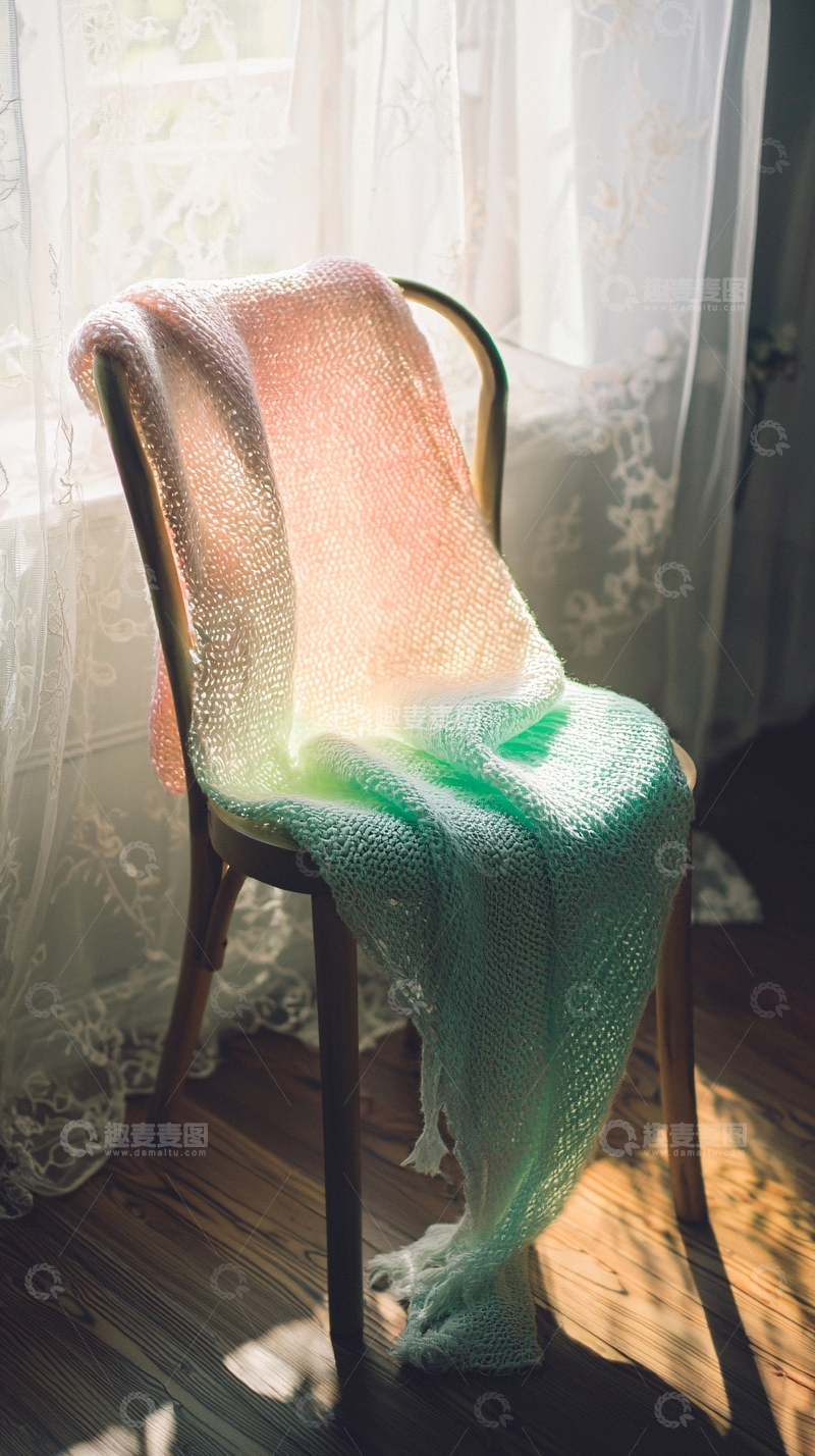 高清大图下载【趣麦麦图】阳光透过窗帘洒在椅子上