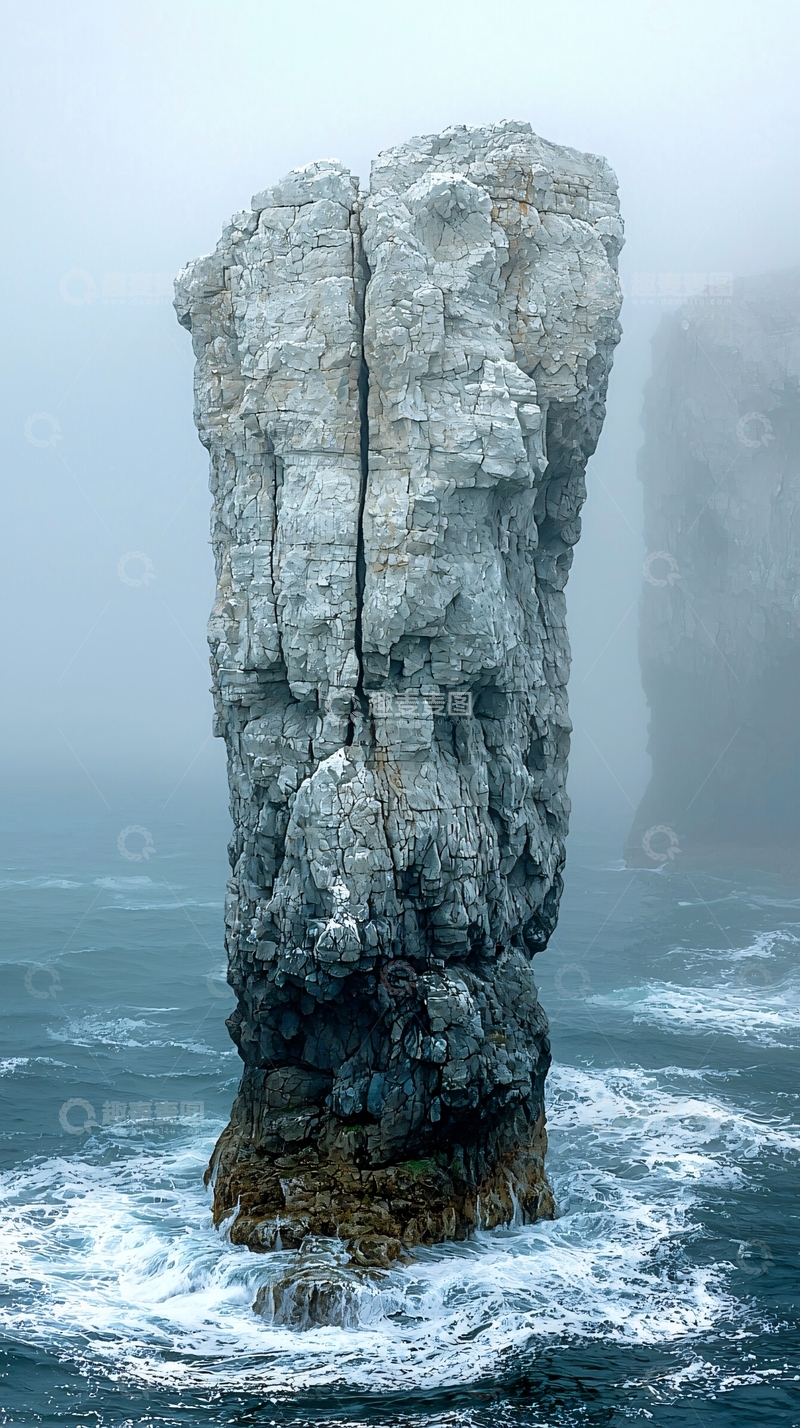 高清大图下载【趣麦麦图】海中巨石矗立在迷雾之中