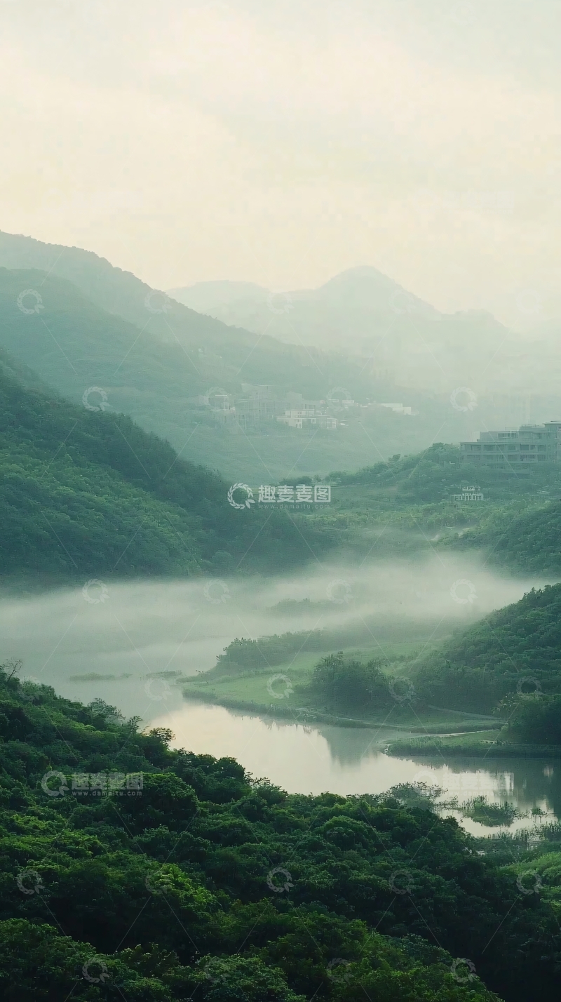 高清大图下载【趣麦麦图】雾气弥漫的山谷河流