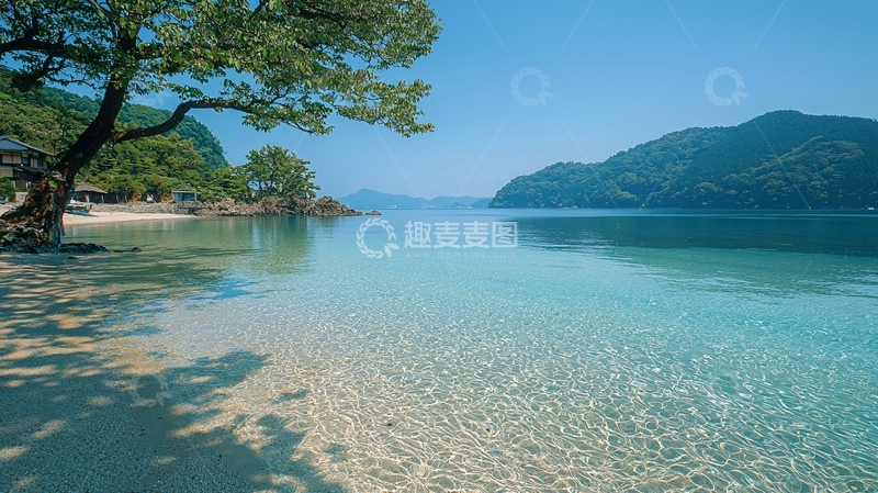 高清大图下载【趣麦麦图】清澈海滩树荫下的宁静海湾
