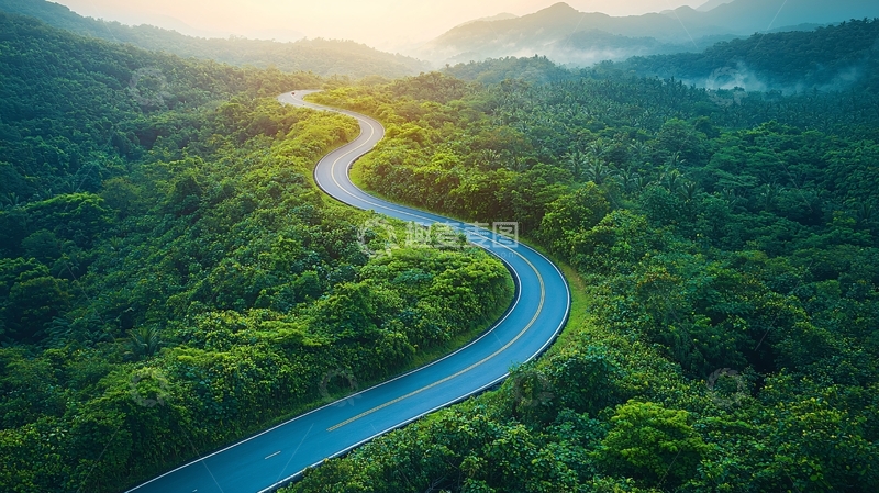 高清大图下载【趣麦麦图】蜿蜒的道路穿过绿色的森林
