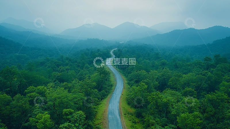 高清大图下载【趣麦麦图】蜿蜒道路穿过绿色森林