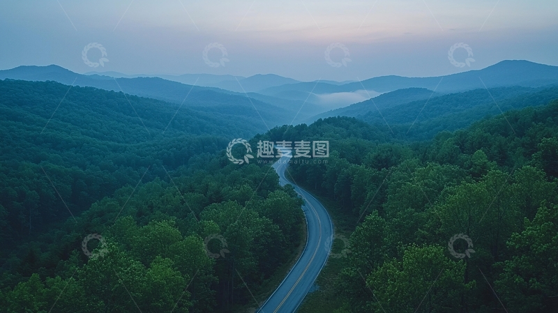 高清大图下载【趣麦麦图】蜿蜒公路穿梭于青翠山林间