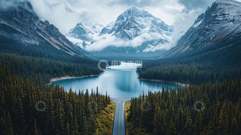 高清大图下载【趣麦麦图】山峦环绕的湖泊公路