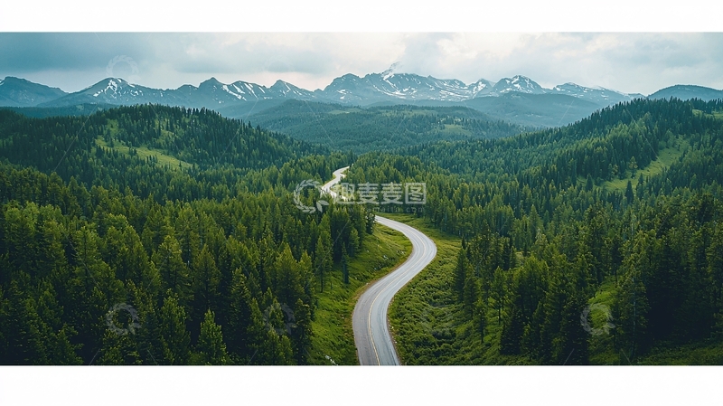 高清大图下载【趣麦麦图】蜿蜒公路穿过绿色森林