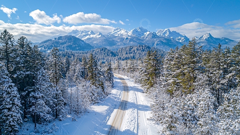 高清大图下载【趣麦麦图】雪山森林公路的冬日景象