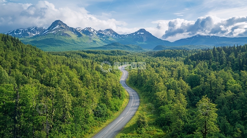 高清大图下载【趣麦麦图】蜿蜒公路穿梭森林山脉