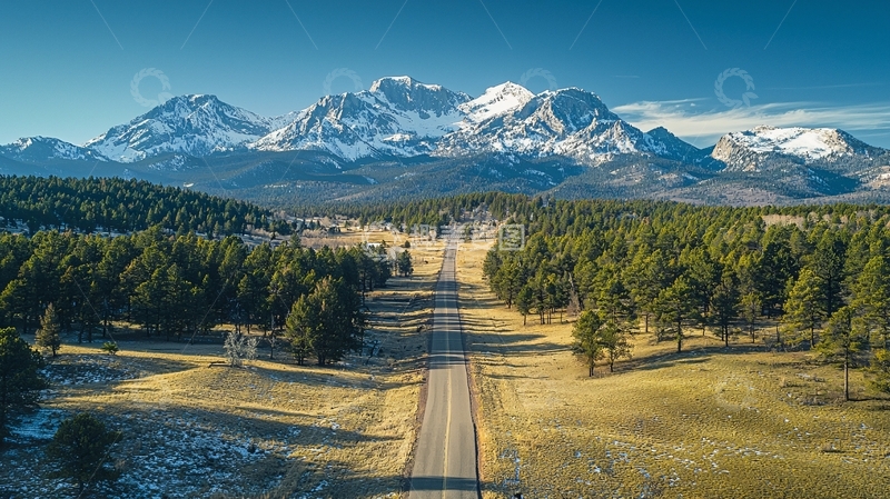 高清大图下载【趣麦麦图】雪山下的公路美景