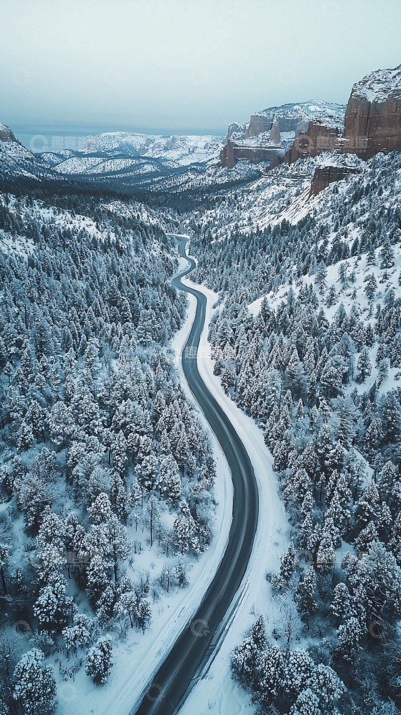 高清大图下载【趣麦麦图】冬季雪山公路俯视图