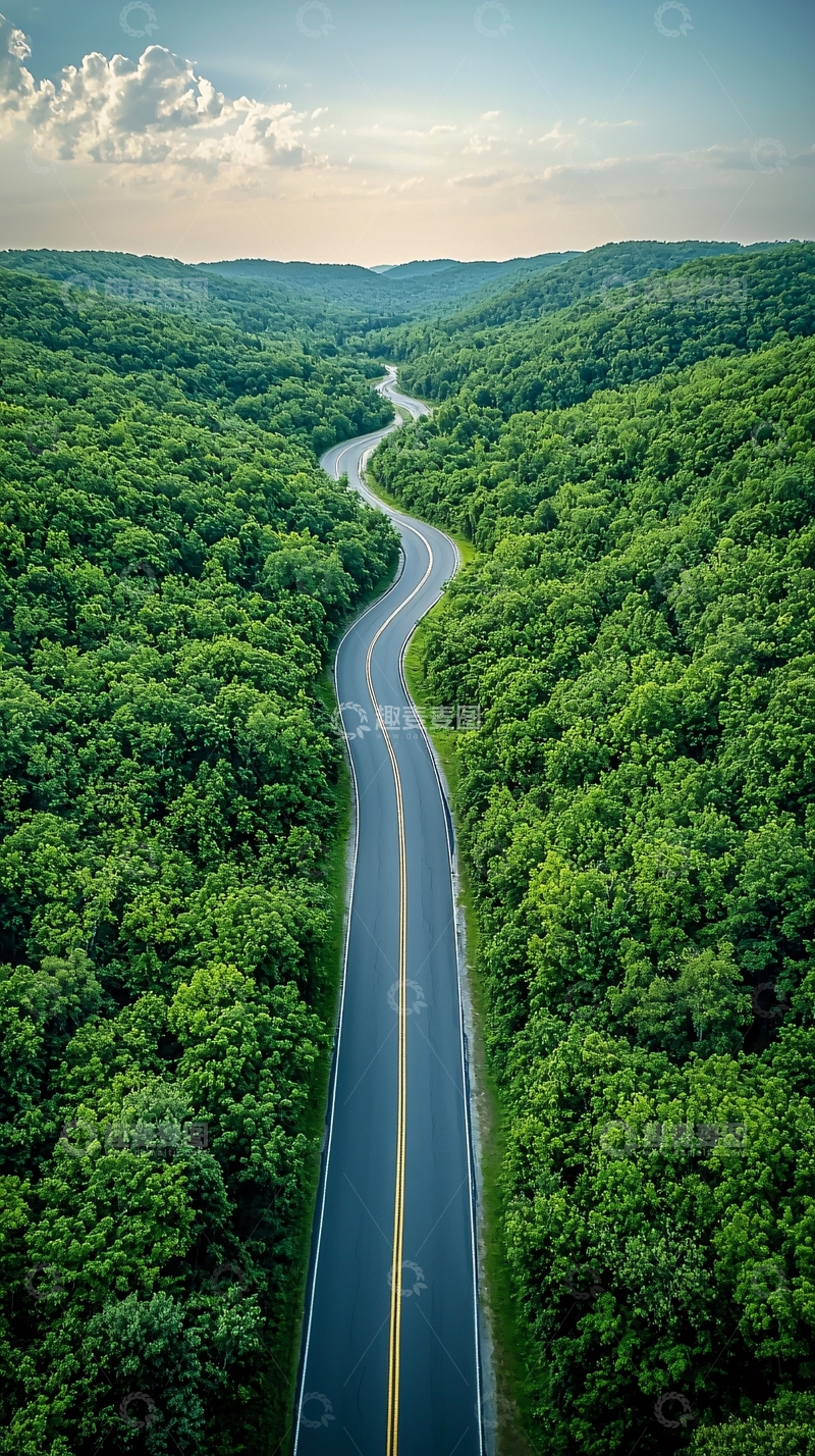 高清大图下载【趣麦麦图】蜿蜒的道路穿过绿色山谷