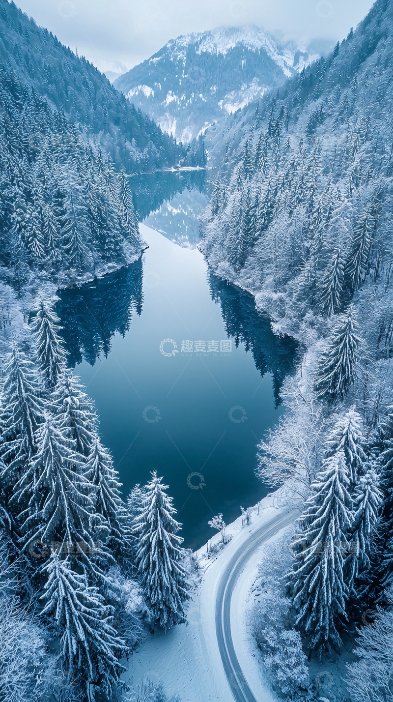 高清大图下载【趣麦麦图】冬日雪山环绕下的湖泊